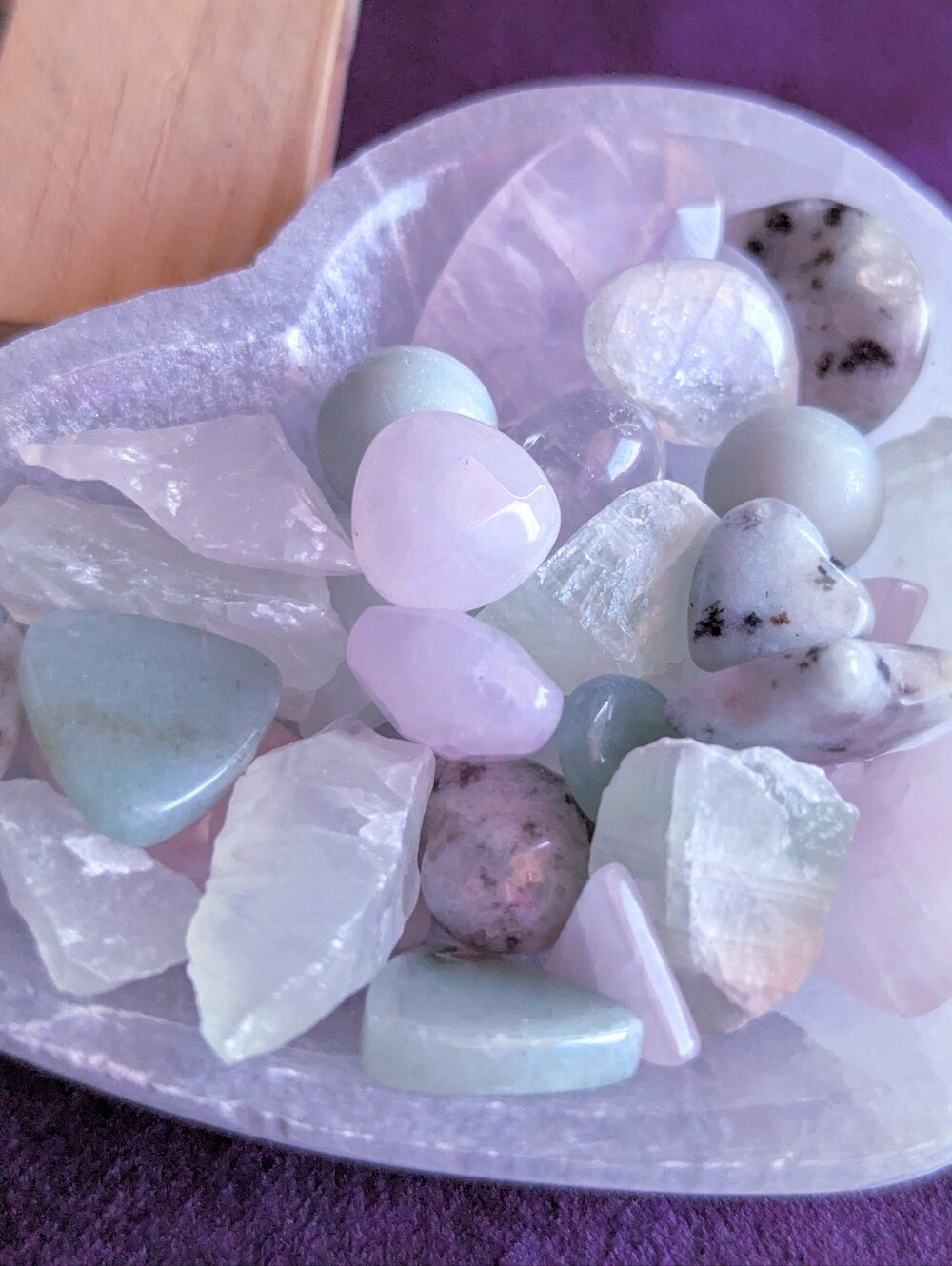 ☮️ Lotus Love Bowl 🩵 Natural Heart chakra 🩷 gemstone confetti mix Decor Gift - Picture 4 of 8